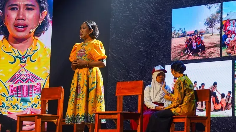 Dika Riyanti saat berbagi kisah mengajar di Mentawai dengan pendekata Hello Friday dan English Club dalam acara Inspiring Educators 2026, graduation Wardah Inspiring Teacher dan Inspiring Lecturer Program 2026 yang diselenggarakan ParagonCorp di Jakarta, Sabtu (26/9/2026). (Foto: Paragon Corp)
