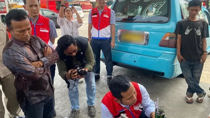 Ombudsman RI Perwakilan Sumatera Barat bersama PT Pertamina Patra Niaga Sumbagut melakukan pemeriksaan dan pengujian sampel Pertalite di SPBU Gunung Pangilun, Selasa (29/9/2026) siang. (Dok. Ombudsman)