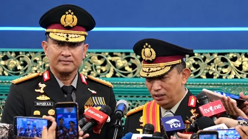 Kapolri Jenderal Suyudi Ario Seto (kanan) bersama Kepala Staf Kepresidenan (KSP), Jenderal Listyo Sigit Prabowo memberikan keterangan pers bersama pasca keduanya dilantik oleh Presiden Prabowo Subianto. Suyudi menggantikan Listyo Sigit setelah 5,9 tahun menjabat sebagai Kapolri. (Dok. Tangkapan Layar/YouTube: Sekretariat Presiden)