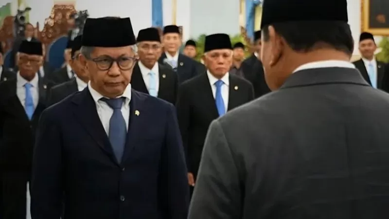 Rocky Gerung saat dilantik Presiden Prabowo Subianto sebagai anggota Wantimpres di Istana Negara, Jakarta, Jumat (2/10/2026). (Foto: Tangkap Layar Video YouTube Sekretariat Kabinet)