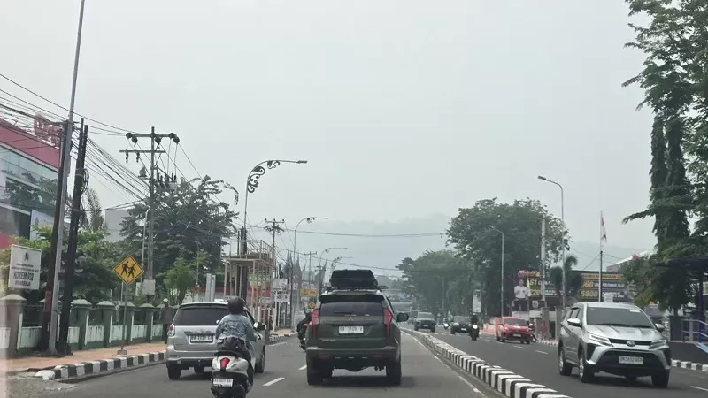 Kabut asap menyelimuti Kota Padang, Rabu (7/10/2026). (Foto: Sumbar Daily)