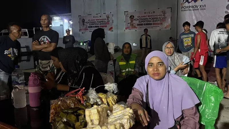 Salah satu pedagang UMKM di Kota Padang saat menjajakan jualannya di acara Porprov Sumbar 2026. (Foto: Kominfo Padang)