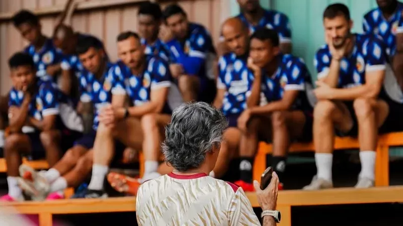 Teco saat memimpin latihan Semen Padang FC (Foto: MO Semen Padang FC)