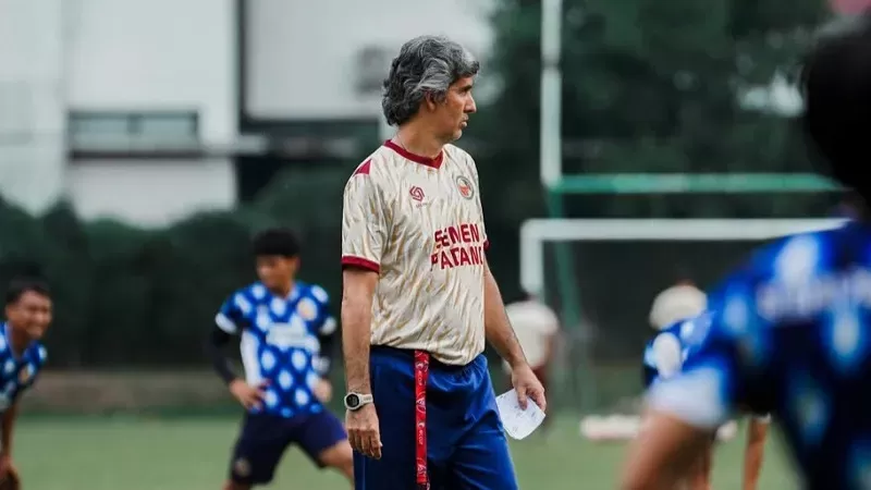 Teco saat memimpin latihan Semen Padang FC (Foto: MO Semen Padang FC)