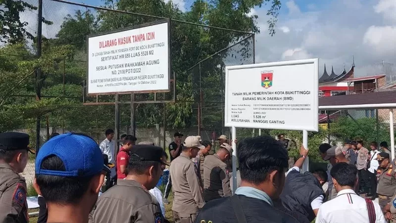 Sejumlah anggota Satpol PP Kota Bukittinggi memasang plang yang menyatakan lahan tersebut sebagai aset Pemko Bukittinggi di kawasan Universitas Fort de Kock, Rabu (22/7/2026). (Foto: Istimewa)