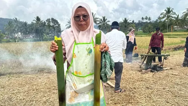 Tradisi Malamang di Desa Wisata Fair III yang digelar di yang digelar di kawasan Desa Wisata Kubu Gadang, Kota Padang Panjang. (Foto: Kominfo Padang Panjang)