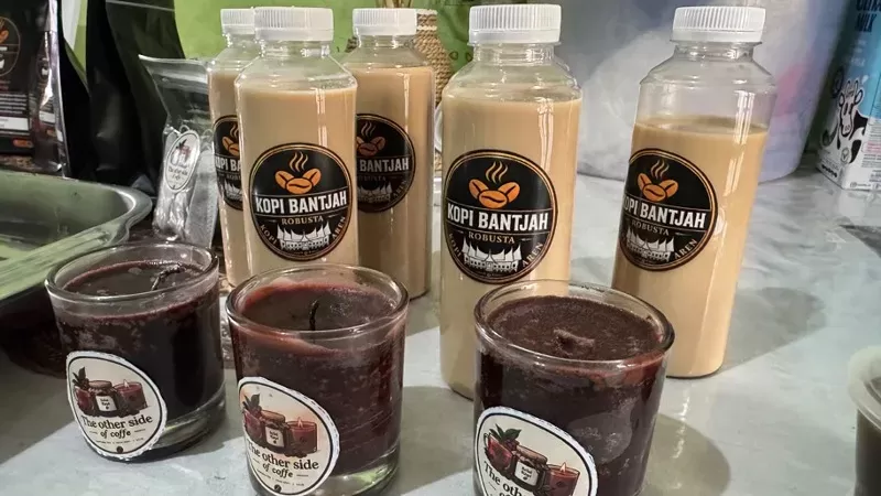 Kopi Bantjah dan produk olahannya berupa lilin aromaterapi. (Foto: Humas PT Semen Padang)