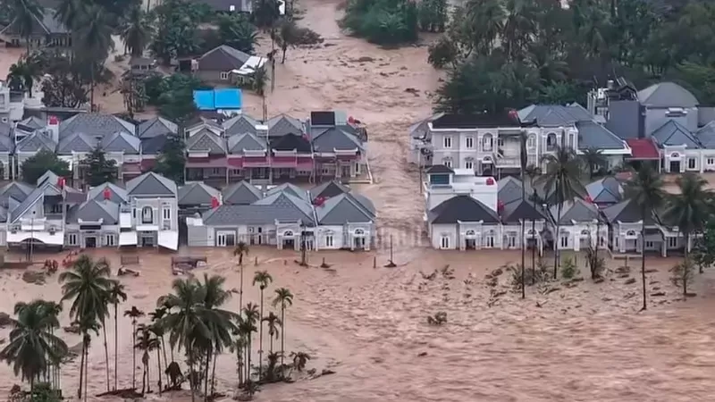 Banjir merendam kawasan perumahan Lumin Park, Sabtu (10/10/2026). (Foto: Instagram/sitinjau_lauik)