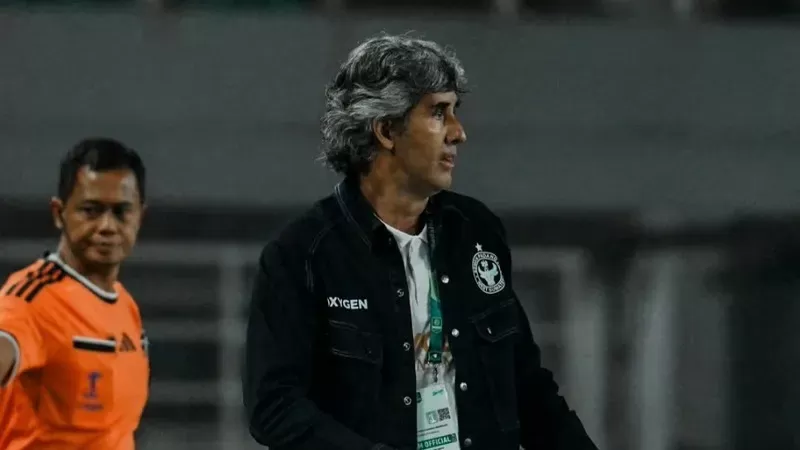 Stefano Cugurra atau Teco saat debut sebagai pelatih Semen Padang FC pada laga Kabau Sirah kontra Persikad Depok dalam lanjutan pekan kelima Pegadaian Championship 2026/2027 di Stadion Pakansari, Bogor, Minggu (11/10/2026). (Foto: MO Semen Padang FC)