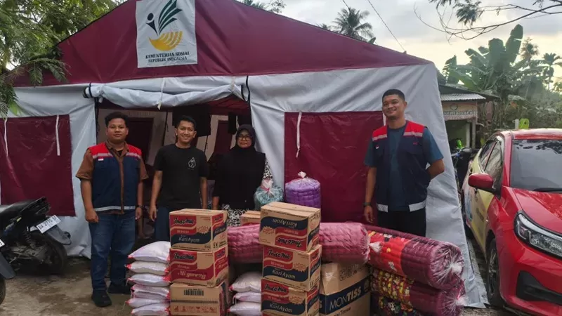 Hutama Karya mengirim bantuan logistik dan mengerahkan alat berat untuk membersihkan lumpur dan puing banjir Padang. (Foto: Hutama Karya)