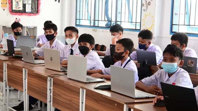 Ilustrasi siswa belajar di tengah kabut asap dan memakai masker (Foto: Istimewa)