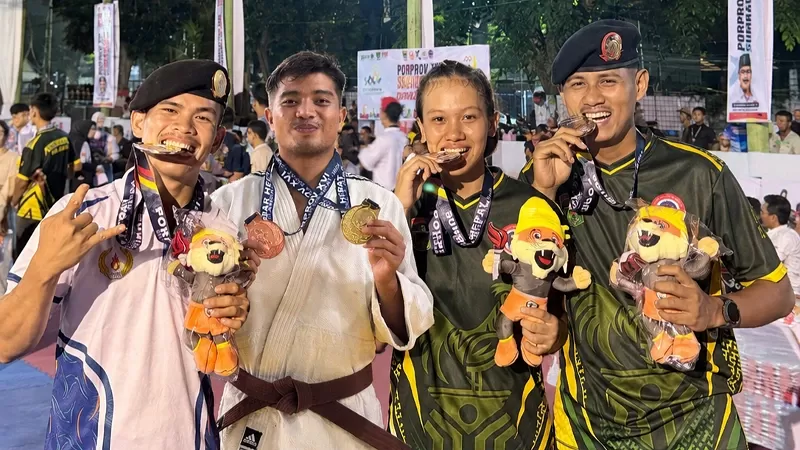 Empat personel Kantor SAR Padang mengukir prestasi pada Porprov Sumbar melalui cabang olahraga judo dan kick boxing dengan raihan medali emas, perak dan perunggu. (Dok. Basarnas)