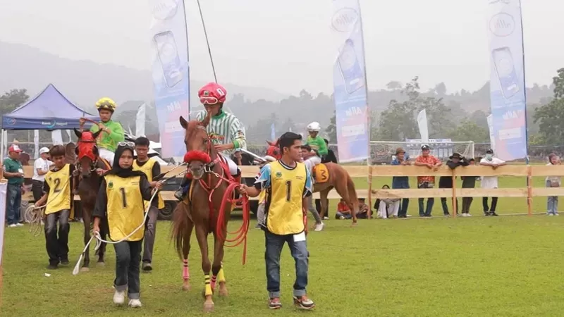 Pacu Kuda Bupati Cup II 2026 di Tanah Datar ditengah kabut asap. (Foto: Kominfo Tanah Datar)