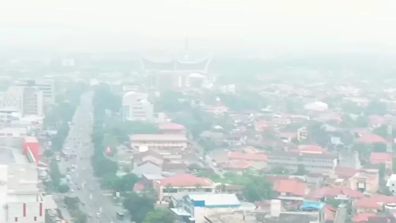 Penampakan kabut asap menyelimuti Kota Padang dari udara pada 15 Oktober 2026. (Foto: Instagram/friski.id)
