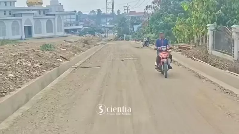 Jalan lingkar Puskesmas Sungai Rumbai Timur sedang dibenahi (Foto: Instagram/scientiadharmasraya)