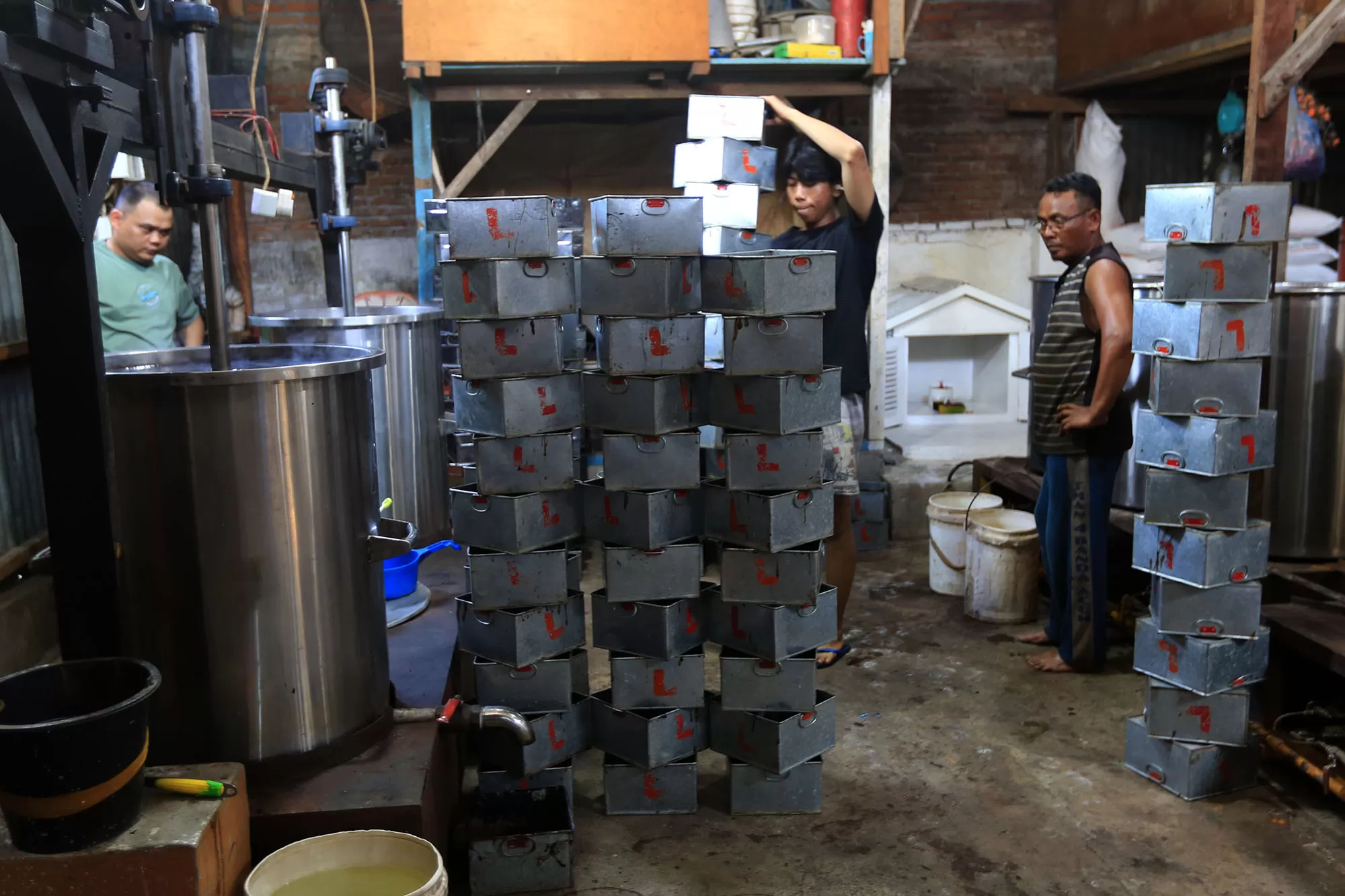 Pekerja memproduksi cincau untuk kebutuhan kuliner Ramadhan di Banda Aceh, Senin (23/2/2026). Aentenews Foto/Ampelsa