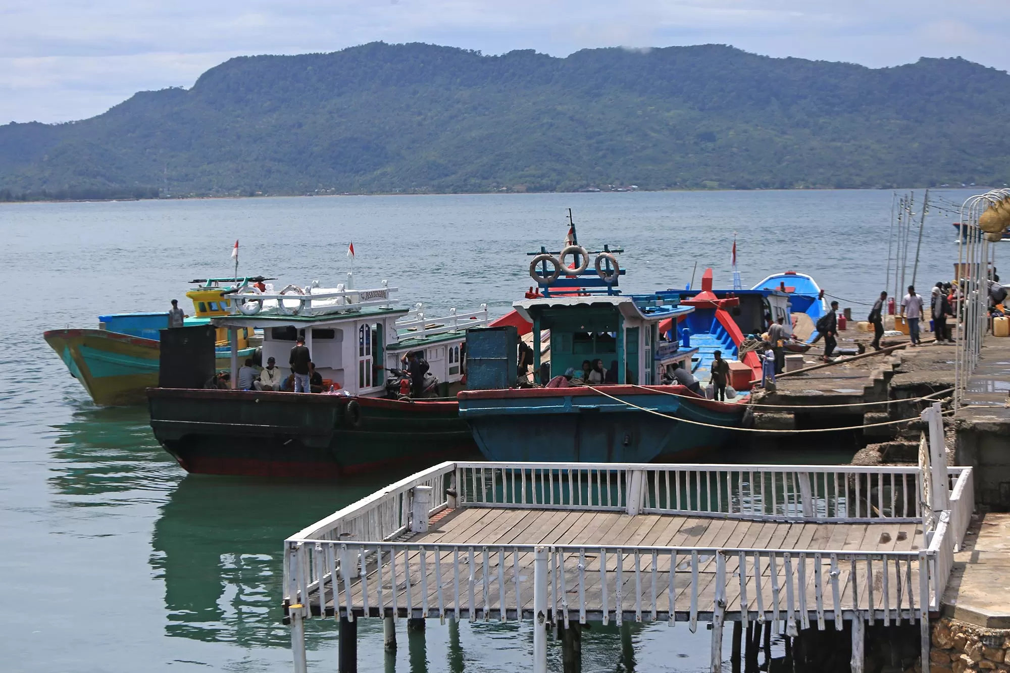 Warga bersiap menaiki kapal penyeberangan tujuan pulau Aceh di pelabuhan Ulee Lheue, Banda Aceh, Aceh, Rabu (18/2/2026). Menyambut tradisi Meugang Ramadhan 1447 Hijriyah,  warga pulau Aceh ramai ke daratan kota Banda Aceh berbelanja berbagai kebutuhan pangan untuk persiapan selama bulan Ramadhan. Aentenews Fot/Ampelsa