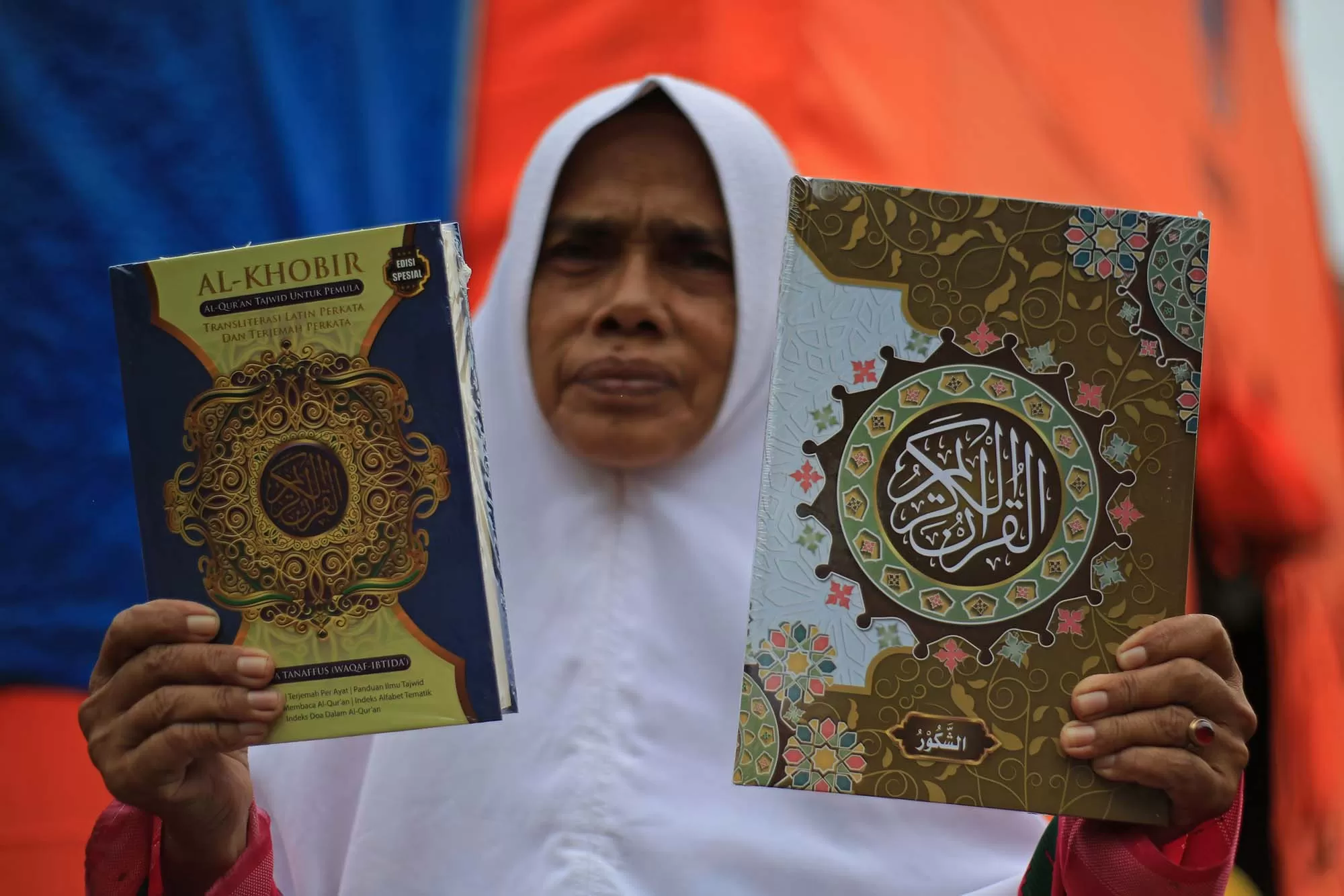 Pengungsi korban banjir yang menempati tenda darurat memperlihat Alquran bantuan donasi dari Malaysia di Meunasah Raya, kabupaten Pidie Aceh,  Aceh, Selasa (17/2/2026). Bantuan Alquran dari donasi asal Malaysia  kepada pengungsi yang masih menempati tenda darurat itu untuk kebutuhan beribadah selama bulan Suci Ramadhan  Aentenews Foto/Ampelsa.
