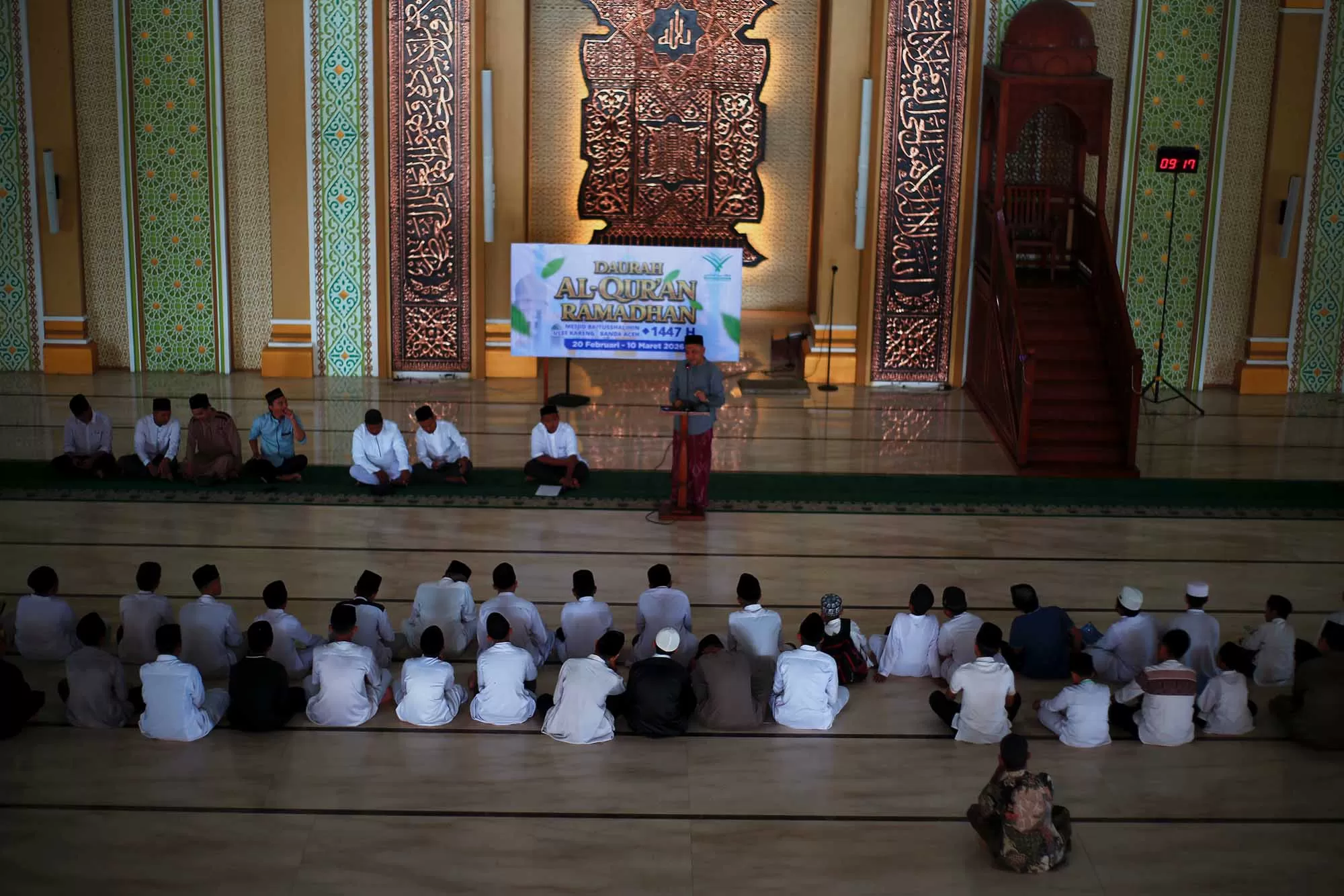 Sejumlah santri mengikuti arahan saat pembukaan kegiatan Daurah Alquran Ramadhan di Masjid Baitussalihin, Ulee Kareueng, Banda Aceh, Jumat (20/2/2026). Daurah Alquran Ramadhan diikuti peserta dari pelajar itu merupakan kegiatan rutin keagamaan setiap bulan Ramadhan dengan program hafalan Alquran dan Tahsin (perbaikan)  dalam membentuk generasi mecintai dan mengamalkan Alquran dalam kehidupan sehari hari. Aentenews Foto/Ampelsa.
