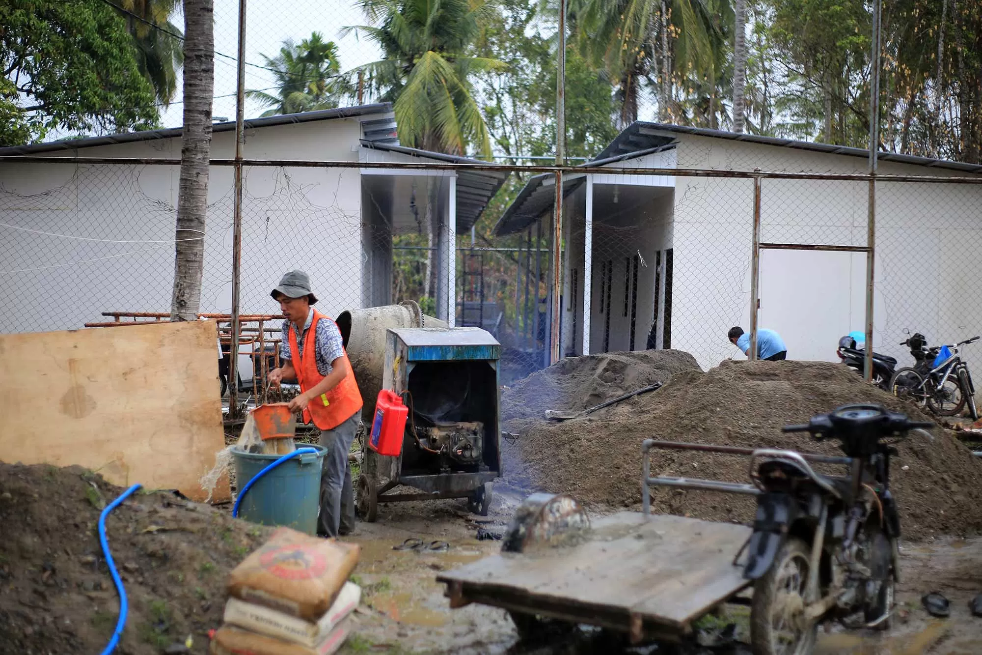 Pekerja menyelesaikan pembangunan hunian sementara di desa Meunasah Raya, kabupaten Pidie Aceh,  Aceh, Selasa (17/2/2026).  