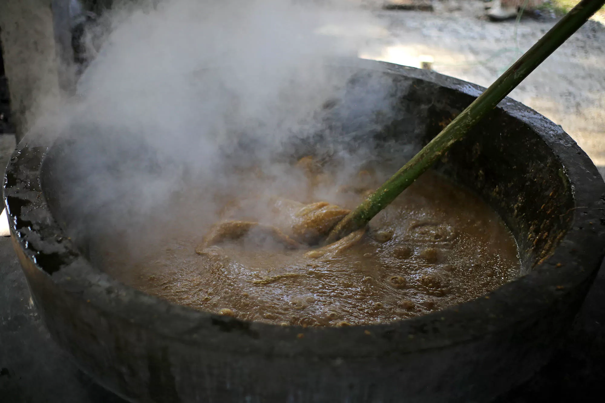 Warga memasak makanan tradisional  Ie Bu Peudah, kuliner khas bulan Ramadhan,  di Desa Bueng Sidom, Kecamatan Kuta Baro Kabupaten Aceh Besar, Minggu (22/2/2026). Ie Bu Peudah atau Air bubur pedas yang terbuat dari 44 jenis dedauan dan rempah itu hanya ada  pada bulan Ramadhan sebagai hidangan favorit berbuka puasa di provinsi Aceh. Aentenews Foto/Ampelsa