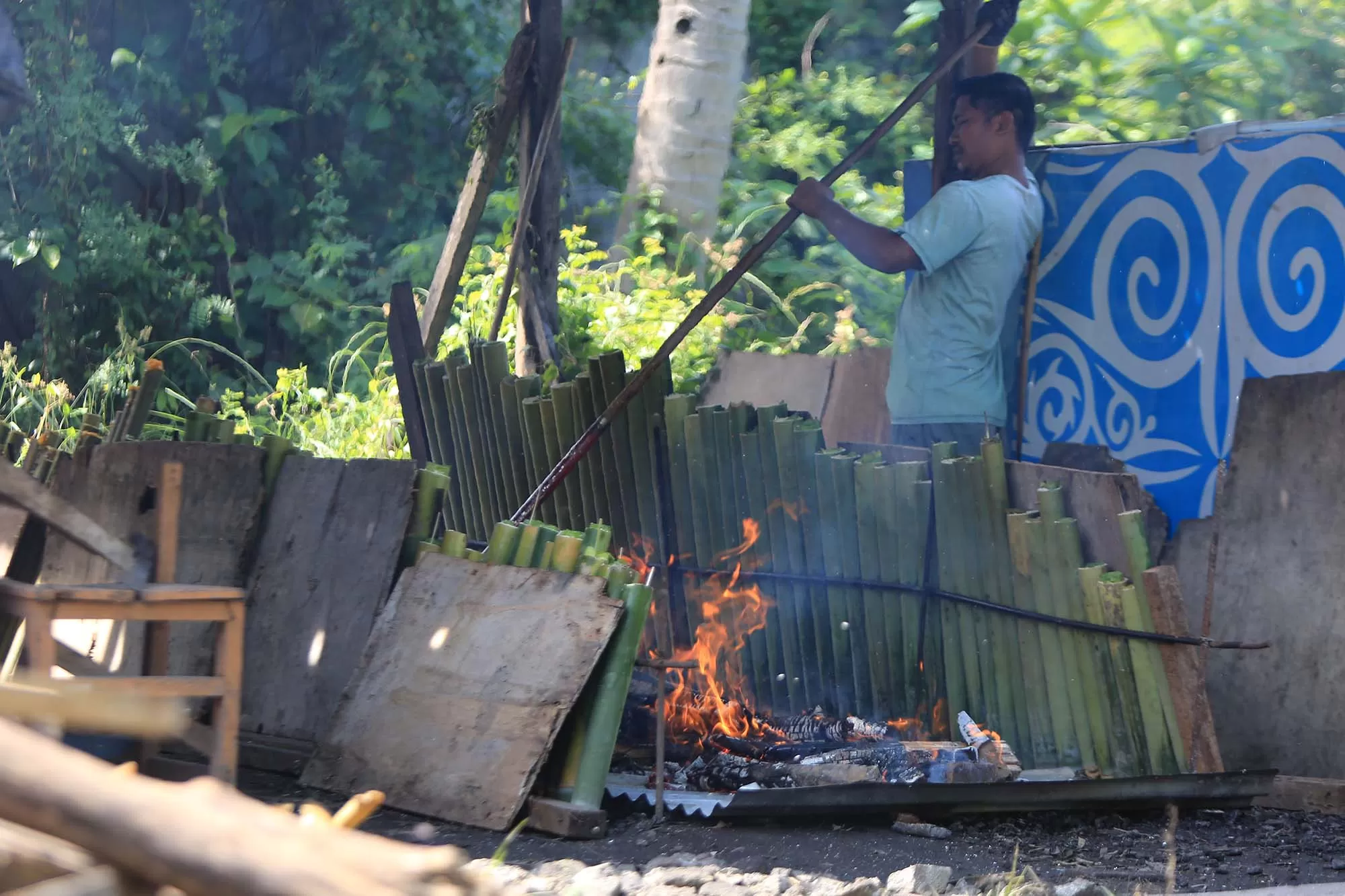 Warga meratakan bara api saat memasak lemang bambu untuk kebutuhan berbuka puasa pada bulan Ramadhan di Banda Aceh, Sabtu (21/2/2026). Aentenews Foto/Ampelsa