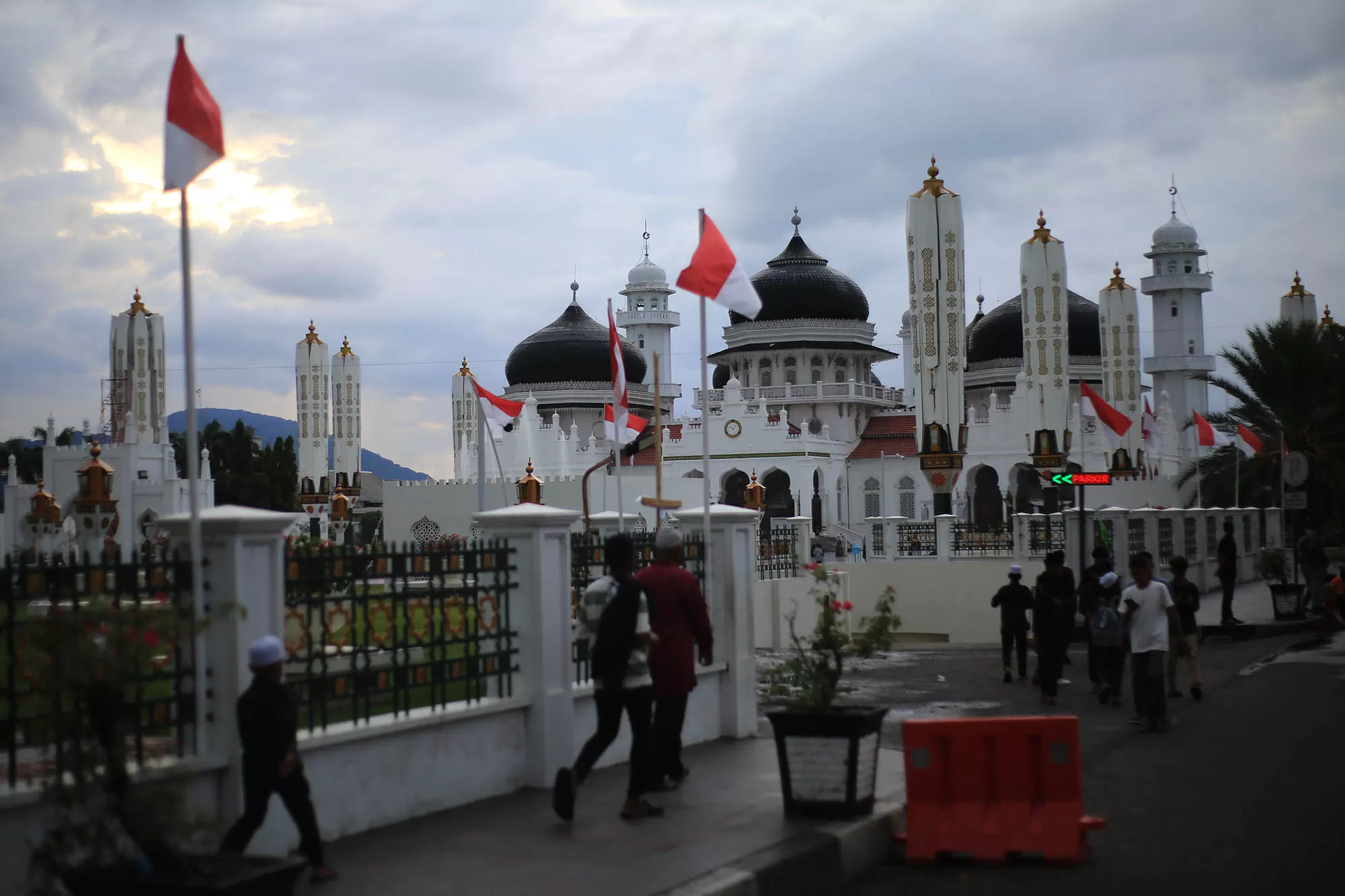 Sejumlah warga berjalan menuju  Masjid Raya Baiturrahman , Banda Aceh, Aceh, Minggu (15/2/2026). Masjid Raya Baiturrahman  sebagai simbul keteguhan, sejarah peradaban dan kebanggaan rakyat Aceh itu semakin berbenah dan menampakan keindahan menjelang bulan suci Ramadhan 1447 Hijriyah. Aentenews Foto/Ampelsa.