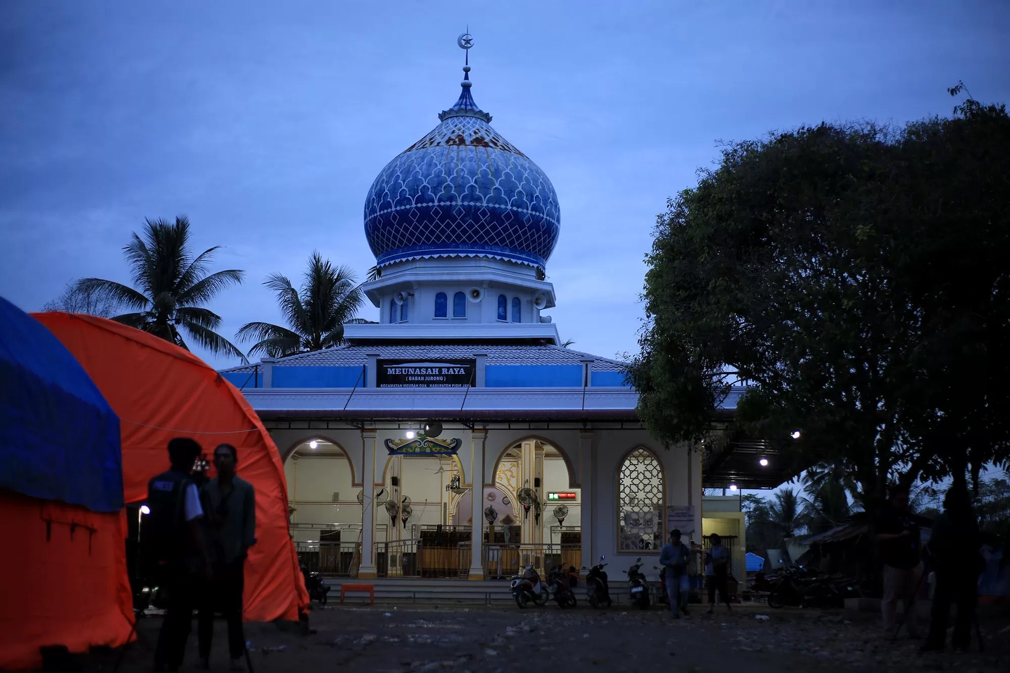 Pengungsi korban bencana bersiap melaksanakan shalat Magrib di Meunasah Raya,  Kabupaten Pidie Jaya, Aceh, Selasa (17/2/2026). Sebagian Masjid dan Meunasah di beberapa daerah yang terdampak bencana di Aceh, sudah siap digunakan  umat muslim untuk  melaksanakan  ibadah Shalat Tarawih sesuai dengan ketetapan Kementerian Agama Ramadhan jatuh pada Kamis (19/2/2026).