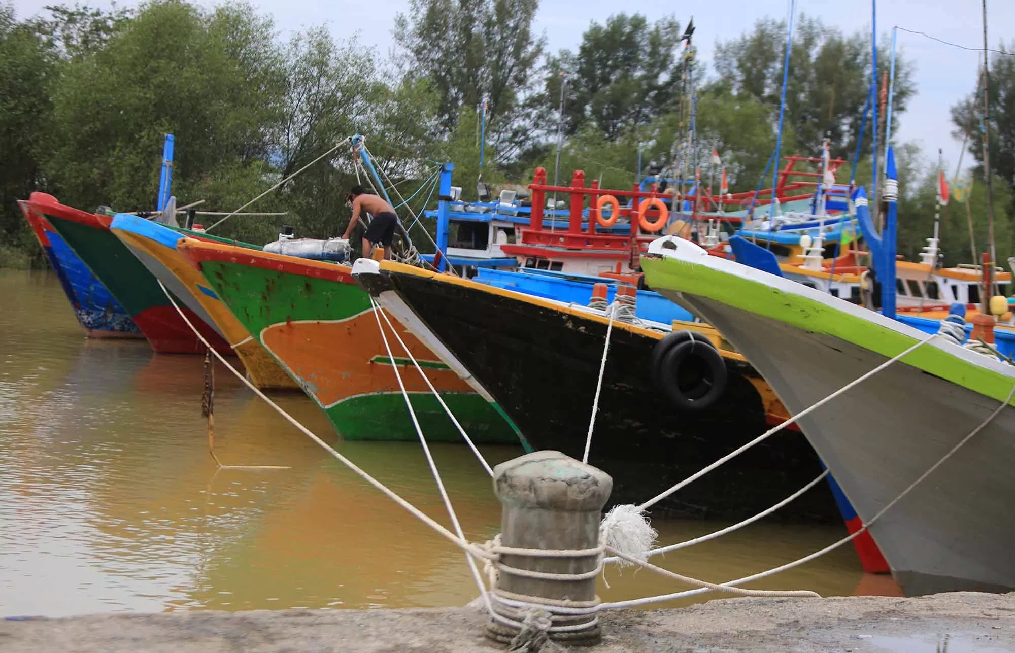 Nelayan menambatkan kapalnya di pelabuhan Lampulo, Banda Aceh, Aceh Senin (16/2/2026). Puluhan ribu nelayan di provinsi Aceh libur melaut dalam rangka merayakan  tradisi Meugang Ramadhan 1447 Hijriyah.  Aentenews Foto/Ampelsa.