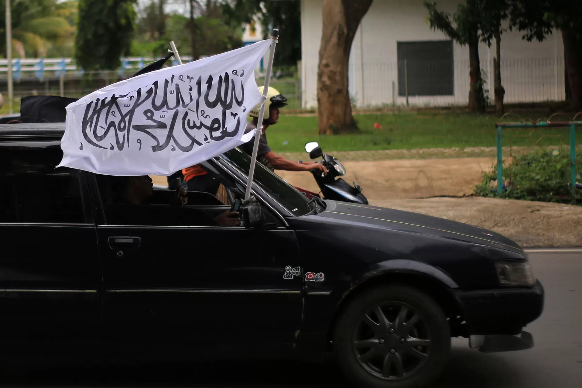Warga menggunakan kendaraan membawa bendera  saat pawai keliling kota Banda Aceh, Aceh Minggu (15/2/2025).  Pawai umat muslim keliling kota itu dalam rangka menyambut bulan suci Ramadhan 1447 Hijriyah. Aentenews Foto/Ampelsa.