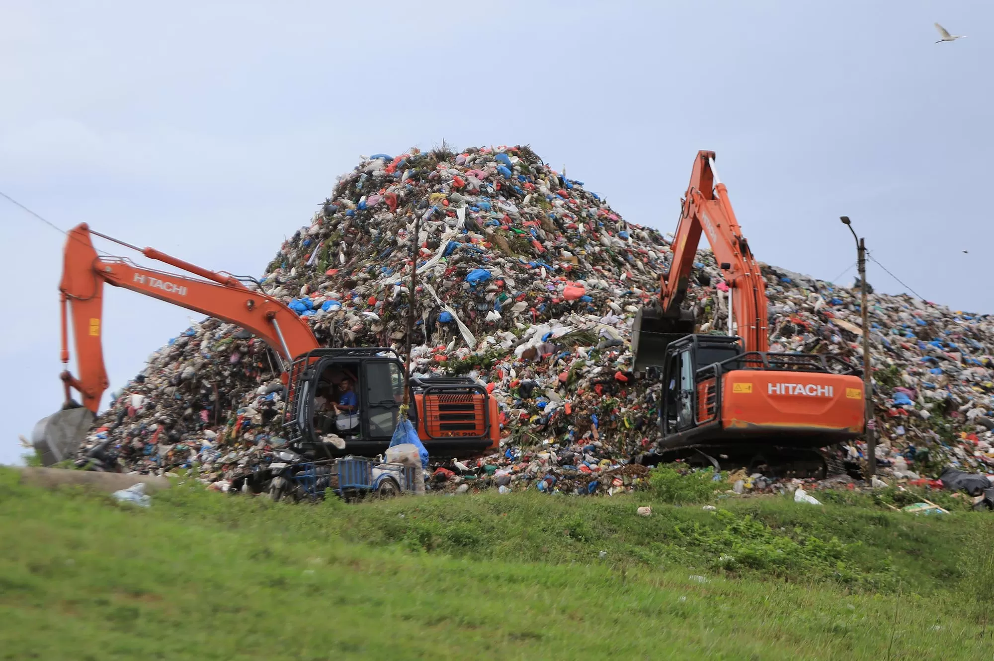 Alat berat menumpukan  sampah  di Tempat Pembuangan Akhir (TPA), desa  Kampung Jawa Banda Aceh, Aceh Senin (16/2/2026). Menteri Lingkungan Hidup Hanif Faisol Nurofiq mengatakan pemerintah daerah yang gagal mengelola sampah bisa dipenjara hingga 10 tahun, berdasarkan hasil rapatnya bersama Koordinator Pengawas Penyidik Pegawai Negeri Sipil (Korwas PPNS) Mabes Polri.  Aentenews by Ampelsa