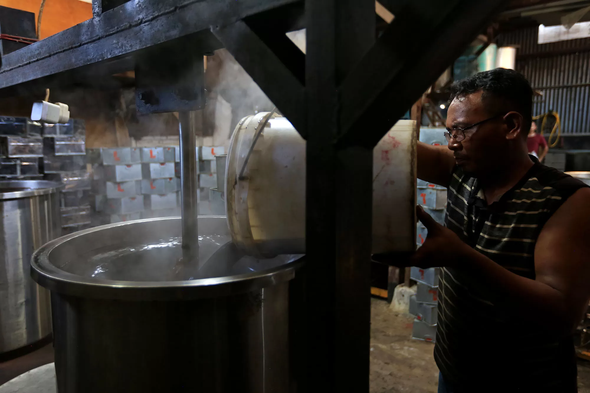Pekerja menuangkan cairan cincau saat proses produksi  di salah satu usaha industri rumahan, Banda Aceh, Senin (23/2/2026).  Produksi cincau untuk kebutuhan bulan Ramadhan  1447 Hijriyah menurun hingga 400 kotak  per hari dibanding Ramadhan tahun 2025 sebanyak 800 kotak per hari, sementara harga cincau stabil Rp25.000 per kotak . Aentenews Foto/Ampelsa.