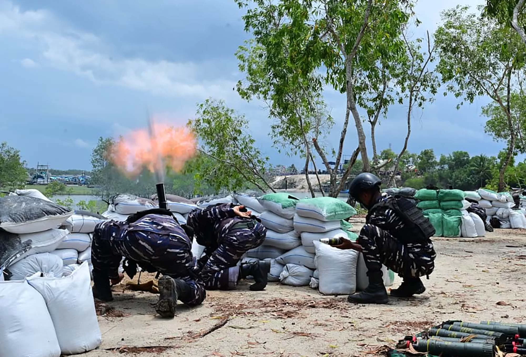 Prajurit TNI-AL menggelar latihan Anti Akses dan Anti  Amfibi  di perairan Bangka Belitung (Babel), Minggu (15/2/2026).  TNI AL menggelar Latihan Anti Akses dan Anti Amfibi melibatkan kapal perang dalam memberantas praktik illegal mining serta penyelundupan sumber daya alam yang dapat merugikan negara dan merusak ekosistem lingkungan.  Aentenews Foto/HO-Dispenal.