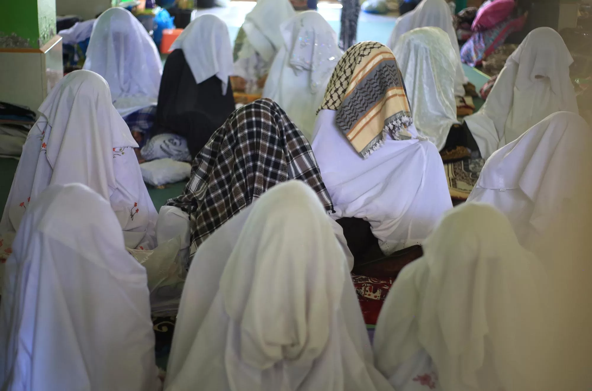 Umat muslim melaksanakan ibadah Suluk di  Dayah Darul Aman, Lampuuk, Kecamatan Tungkop , kabupaten Aceh Besar, Minggu (22/2/2026).  Suluk merupakan tradisi ibadah menyendiri selama  bulan Ramadan  untuk mendekatkan diri kepada Allah SWT melalui zikir yang berfokus pada penyucian jiwa (tazkiyatun nafs), zikir naqsyabandiyah dan mentaati pantangan makananan untuk mendapatkan ketenangan batin.Aentenews Foto/Ampelsa.