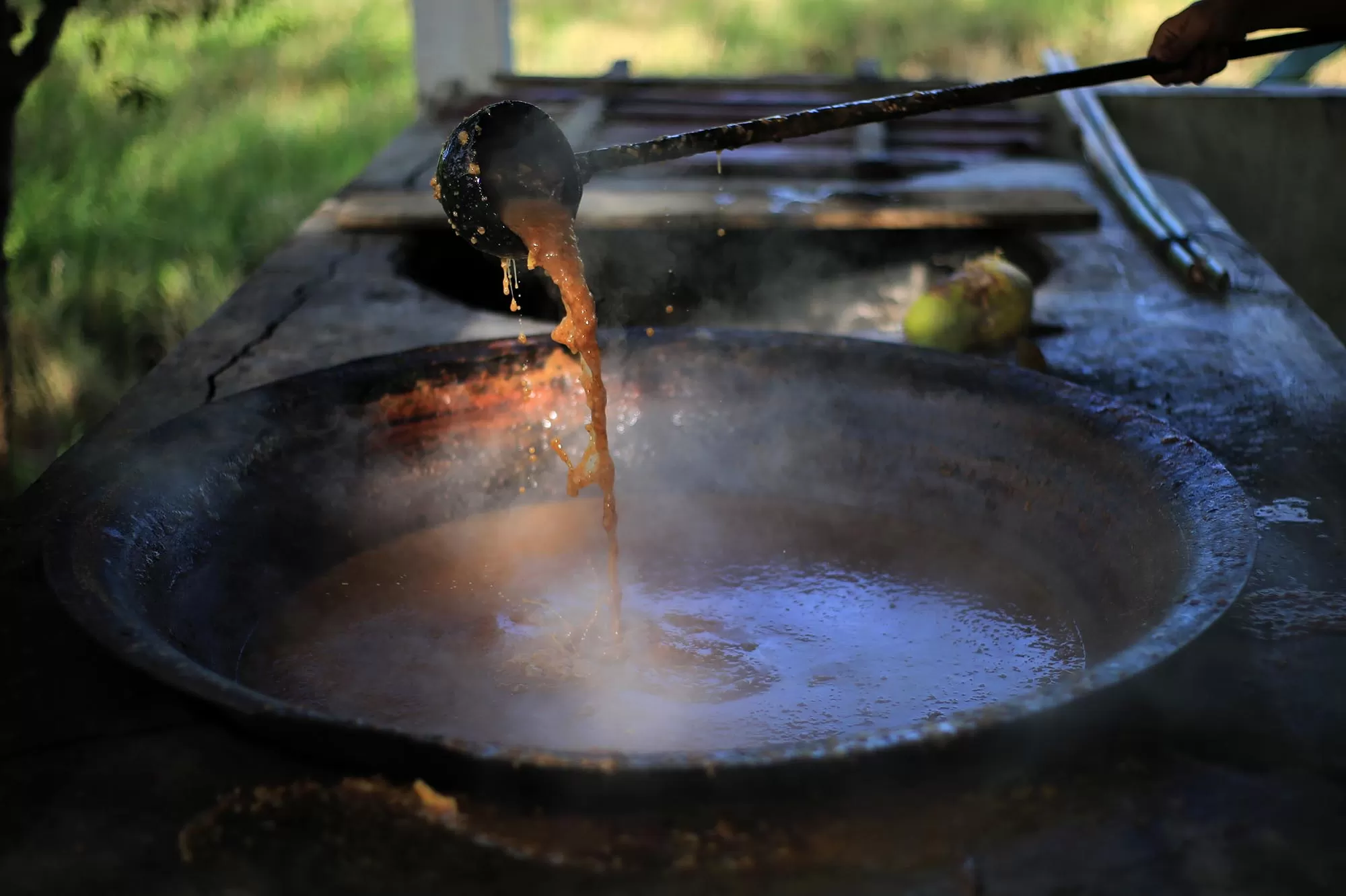 Warga mempersiapkan masakan kuliner tradisional  kanji atau Ie Bu Peudah di Masjid Bung Sidom berada di Desa Bung Sidom, Keceamatan Blang Bintang.  kabupaten Aceh Besar, Selasa (24/2/2026). Tradisi yang sudah menjadi identitas masyarakat di desa itu setiap bulan Ramadhan  memasak makanan favorit kanji di Masjid Tuha Bung Sidom yang kemudian dibagikan kepada waga untuk menu berbuka puasa. Aentenews Foto/Ampelsa.