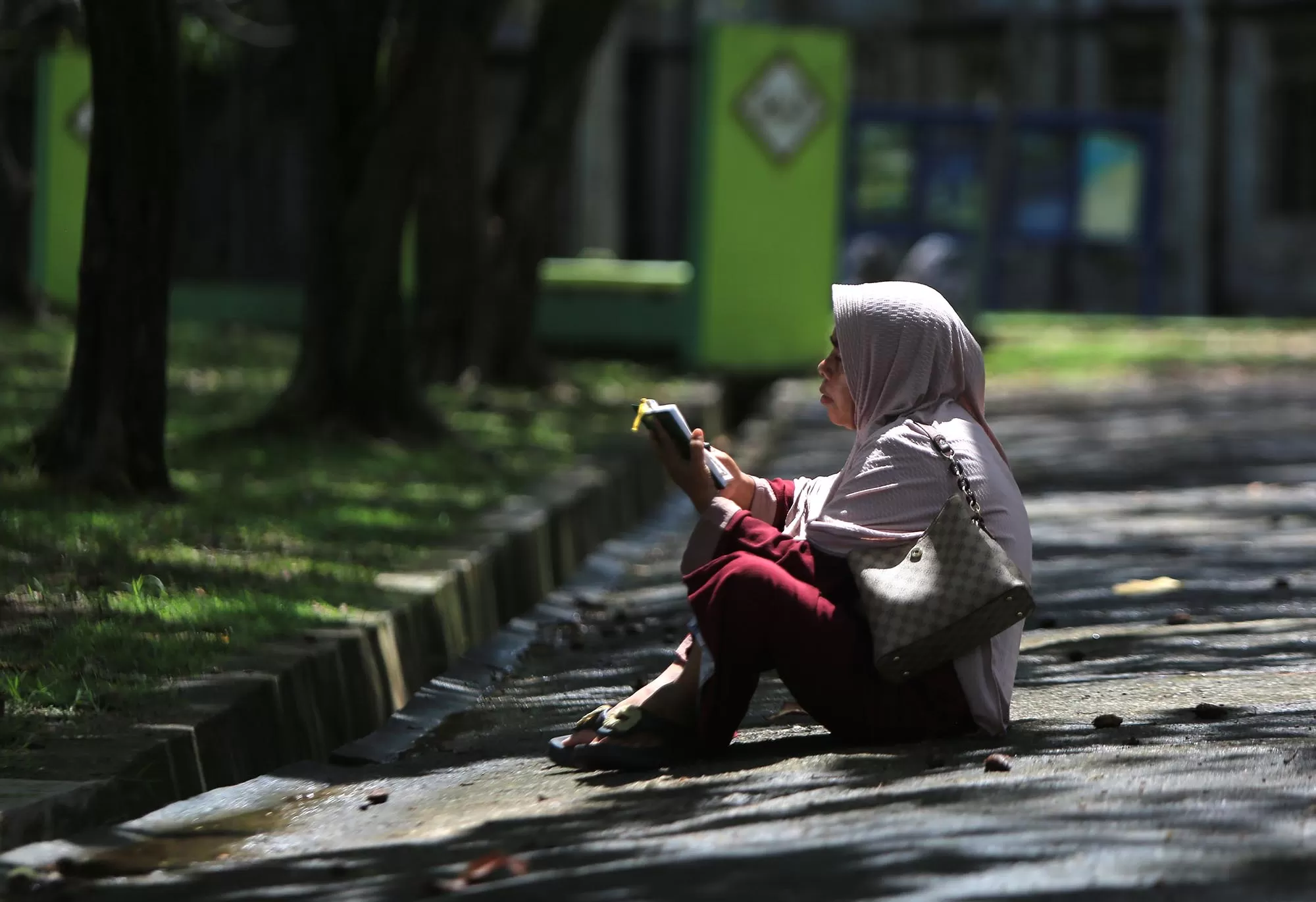 Warga membaca Yasin dan berdoa saat ziarah di kuburan masal makam Tusnami, desa Ulee Lheue, Banda Aceh, Rabu (18/2/2026).  Tradisi ziarah kuburan masal tsunami yang diikuti membaca Yasin dan berdoa itu dalam rangka menyambut bulan suci Ramadhan 1447 Hijriyah. Aentenews Foto/Ampelsa.