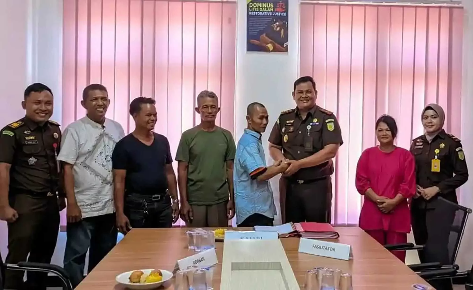 Kejari Kabupaten Aceh Singkil, Muhammad Junaidi  (ketiga kanan)  menyerahkan surat penghentian perkara penadahan melalui Restorative Justice di Aceh Singkil Kamis (19/2/2026). Foto HO Kejari Aceh Singkil