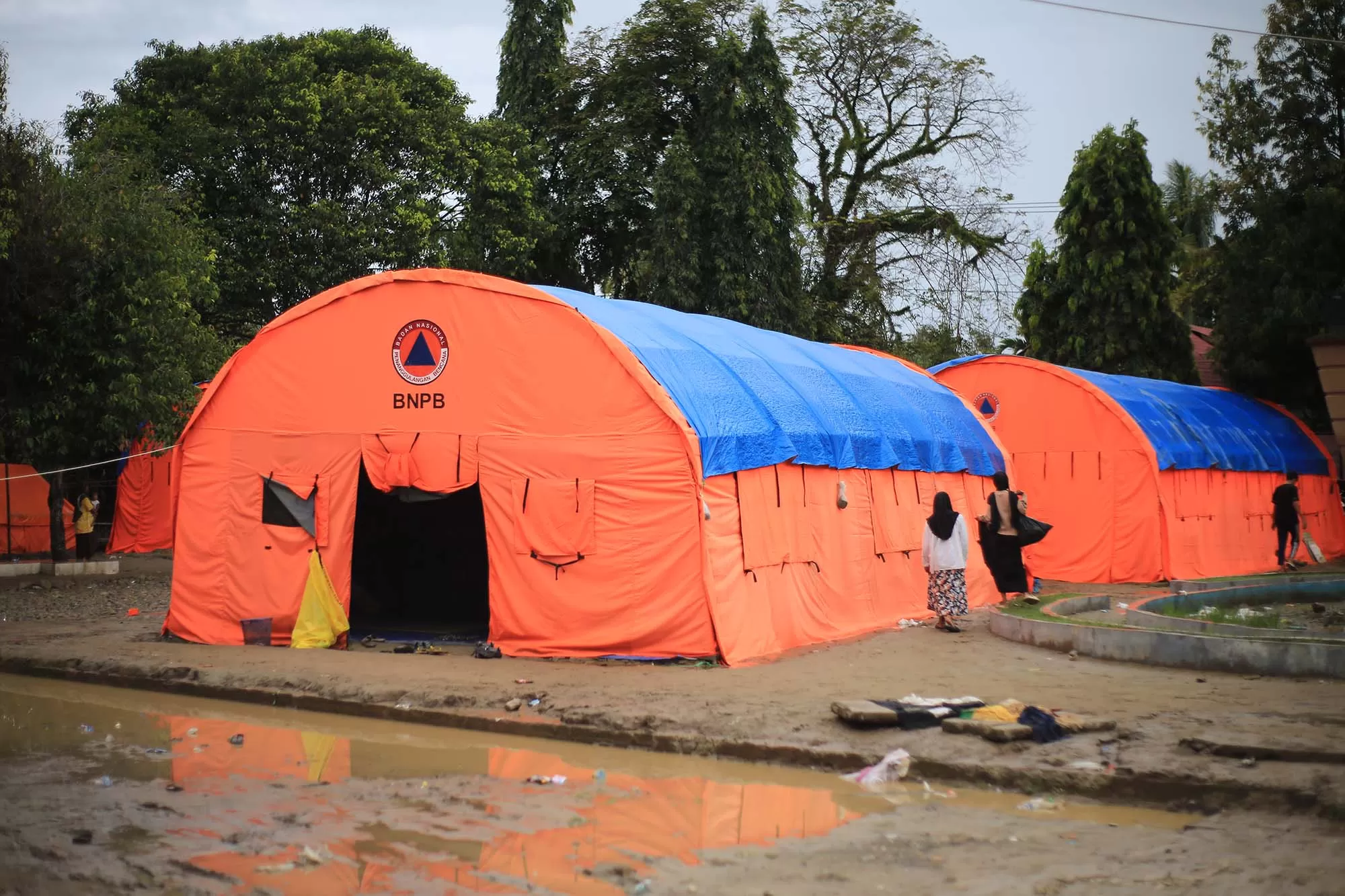 Pengungsi berada di luar tenda darurat  di Desa Meunasah Raya, kabupaten Pidie Jaya, Selasa (17/2/2026).