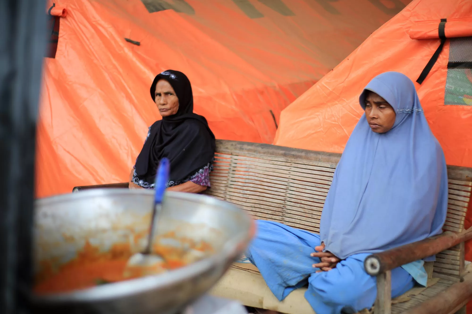 Pengungsi korban banjir saat memasak makanan di tenda darurat Desa Meunasah Raya, kabupaten Pidie Jaya, Selasa (17/2/2026)  Aentenews Foto/Ampelsa,