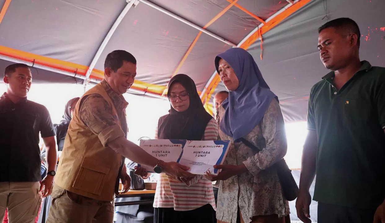 Kepala Badan Nasional Penanggulangan Bencana (BNPB) Letjen TNI  Suharyanto (kedua kiri) saat penyerahan huntara  kepada warga terdampak bencana secara simbolis di Aceh Tengah,  Sabtu (14/2/2026).