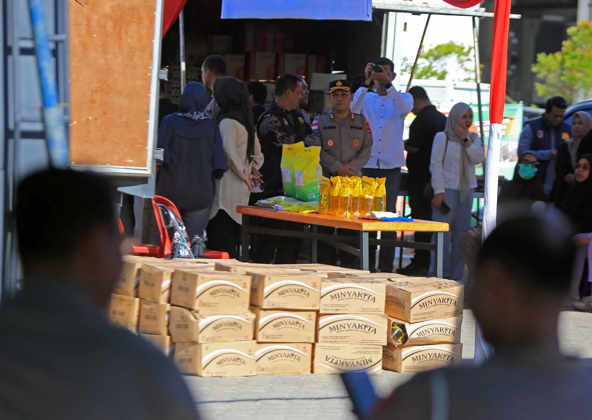 Polda Aceh  bekerjasama dengan Perum Bulog menggelar Gerakan Pangan Murah menjelang Idul Fitri di Masjid Bautussalihin,  Banda Aceh, Jumat (13/3/2026).