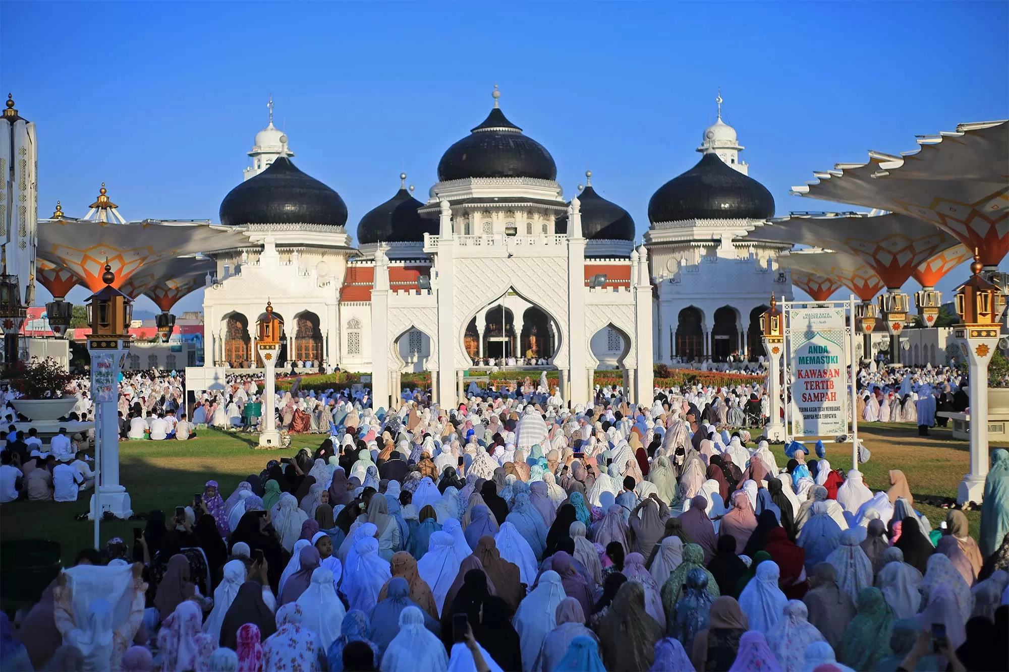 Ribuan umat muslim menunaikan ibadah shalat Idul Fitri 1447 di Masjid Raya Baiturrahman, Banda Aceh, Sabtu  (21/3/2026).  Sahalat Idul Fitri yang berlangsung serentak di beberapa daerah provinsi Aceh itu sesuai dengan surat edaran pemerintah 1 Syawal 1447 Hijriyah yang jatuh  pada Sabtu 21 Maret 2026. Aentenews Foto/Ampelsa.