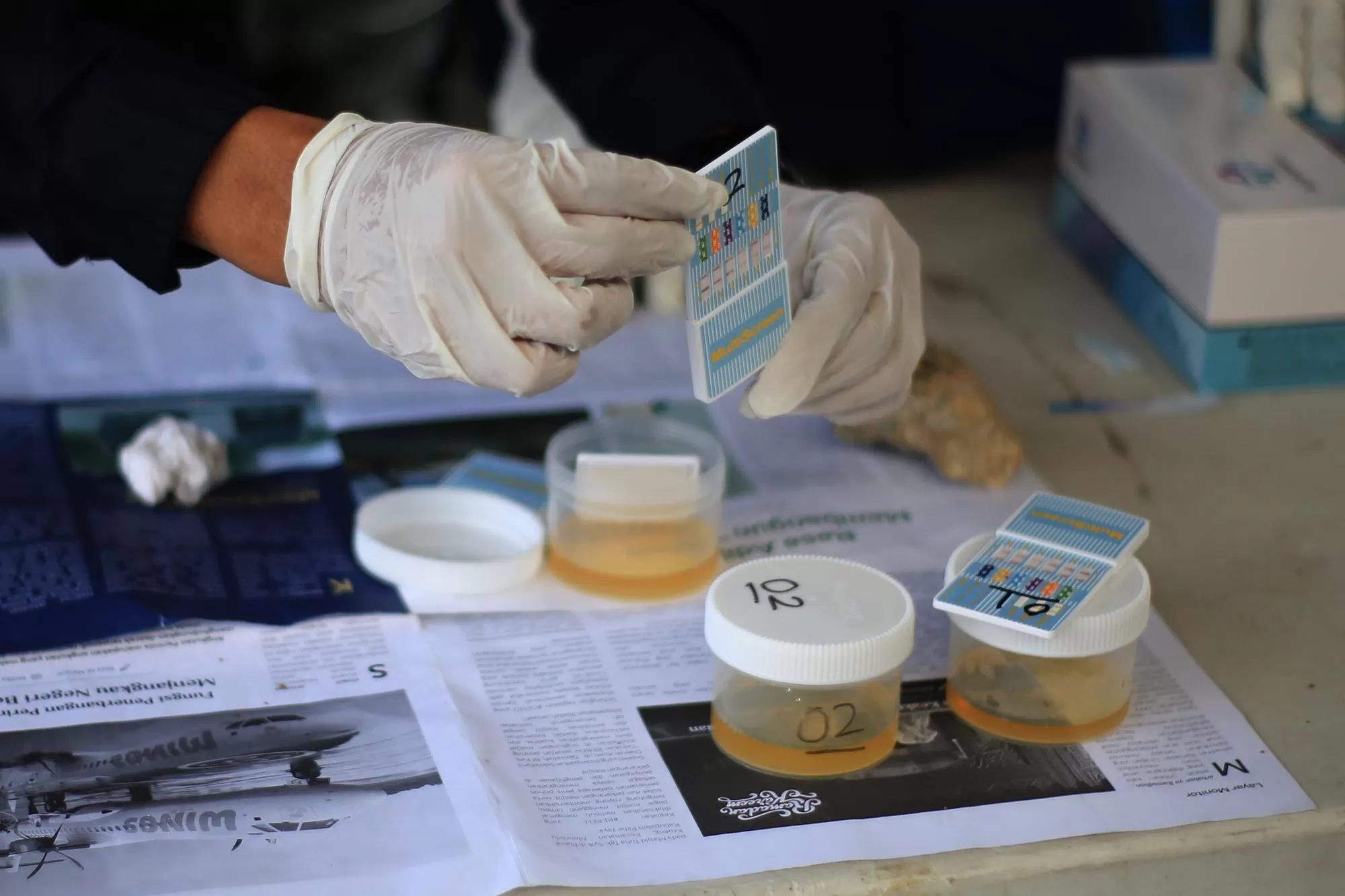 Petugas Badan Narkotika Nasional Provinsi Aceh  melakukan tes urine para supir angkutan umum sebelum keberangkatan  di Terminal  Batoh, Banda Aceh, Sabtu (14/3/2025).  Aentenews Foto/Ampelsa