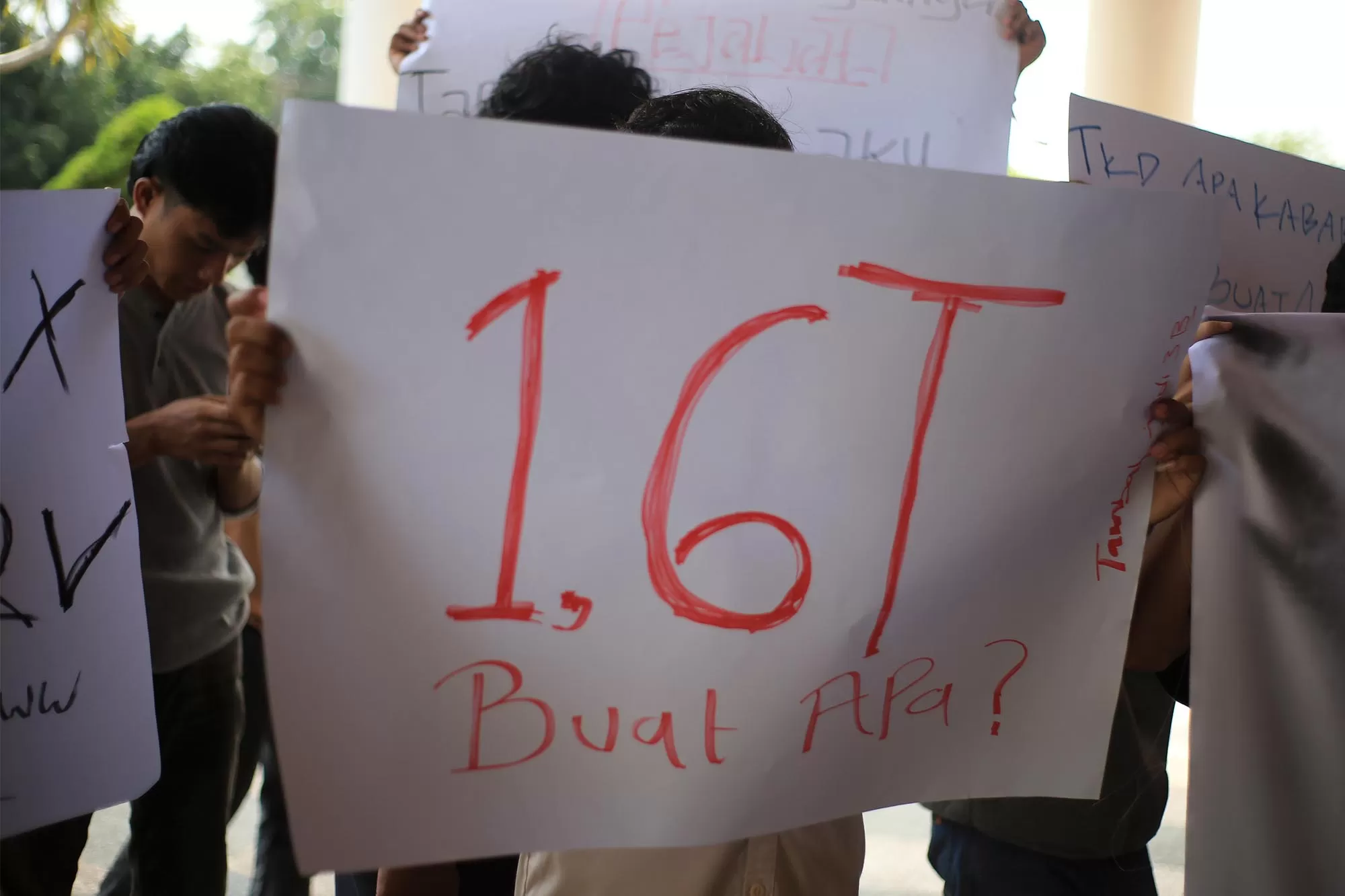Gerakan Mahasiswa Pembela Tanah Aceh membentangkan spanduk dan poster  menyuarakan tuntutan saat aksi di kantor Gubernur Aceh, Senin (2/3/2026). Mahasiswa menuntut pemerintah Aceh transparan dan terbuka menyampaikan kepada publik terkait penggunaan anggaran, termasuk dana transfer ke daerah (TKD) senilai 1,6 triliun dalam penanganan hingga pemulihan bencana banjir di Aceh. Aentenews Foto/Ampelsa.