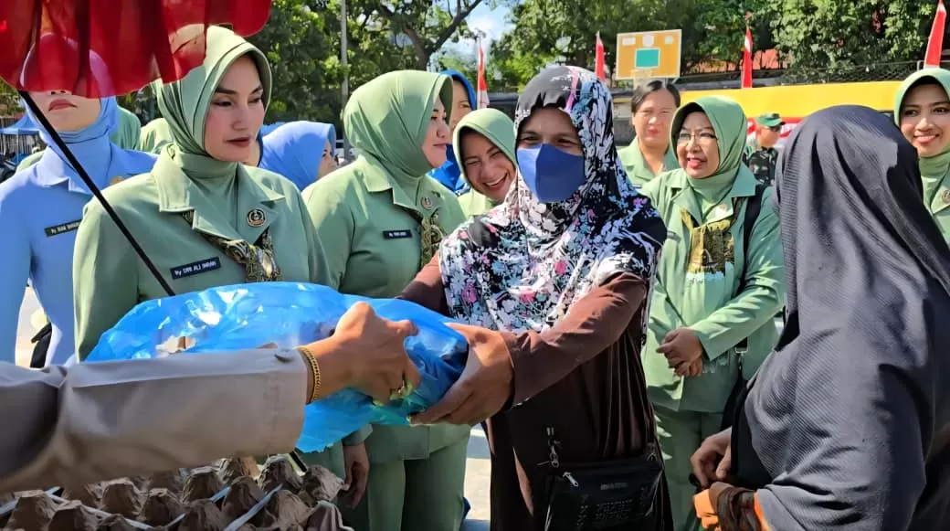 Warga membeli pangan murah saat berlangsung Bazar Ramadhan di Korem Lilawangsa, Lhokseumawe, Jumat (13/3/2026). Foto dokumen Penrem Lilawangsa.