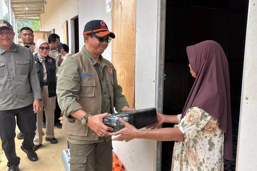 Kepala Badan Nasional Penanggulangan Bencana (BNPB) Letjen TNI Suharyanto (kri) saat mengunjungi huntara di kabupaten Gayo Lues, Rabu (11/3/2026).