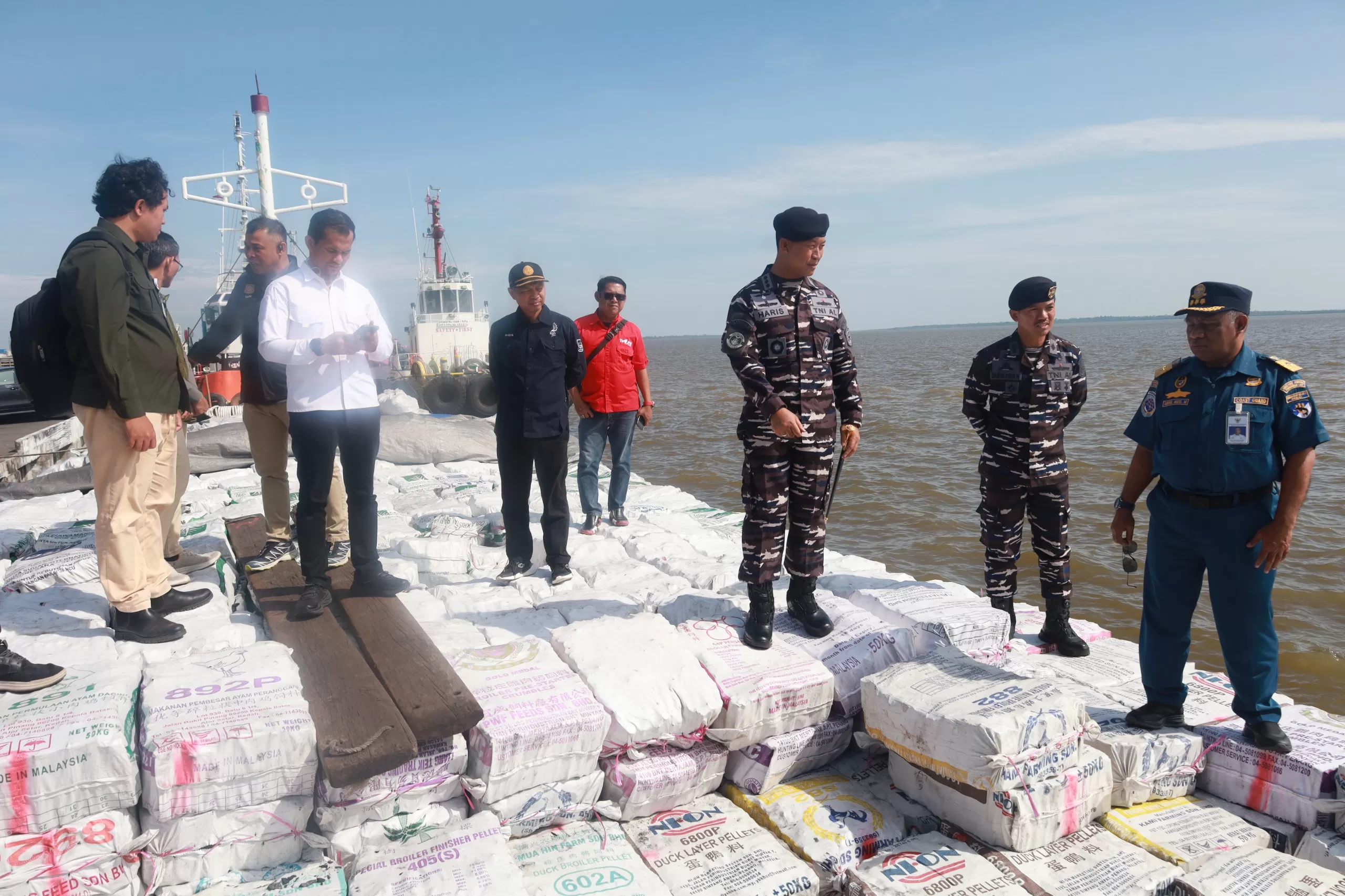 TNI Al mengamankan kapal dan mutan arang bakau yang akan diselundupan di perairan Dumai, Rabu (11/3/2026). 