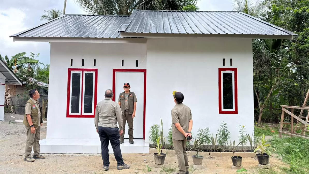 Kepala BNPB Letjen TNI  Suharyanto meninjau  progres pembangunan hunian tetap (huntap) insitu di Desa Balee Panah, Kecamatan Juli, Kabupaten Bireuen, Provinsi Aceh, pada Jumat (13/3)  Foto dok BNPB.