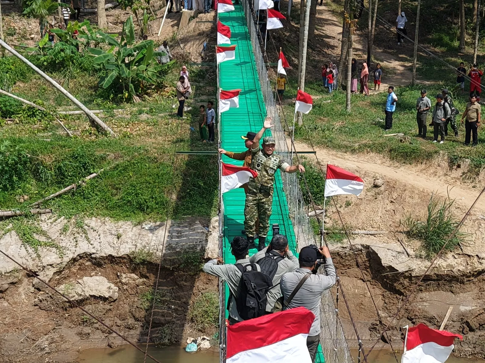 Kepala Staf Angkatan Darat (Kasad), Jenderal TNI Maruli Simanjuntak menyapa warga saat peresmian salah satu jembatan gantung di Desa Lhok Kuyun, Kecamatan Sawang, Kabupaten Aceh Utara, Senin (9/3/2026). Foto dokuman Penrem .