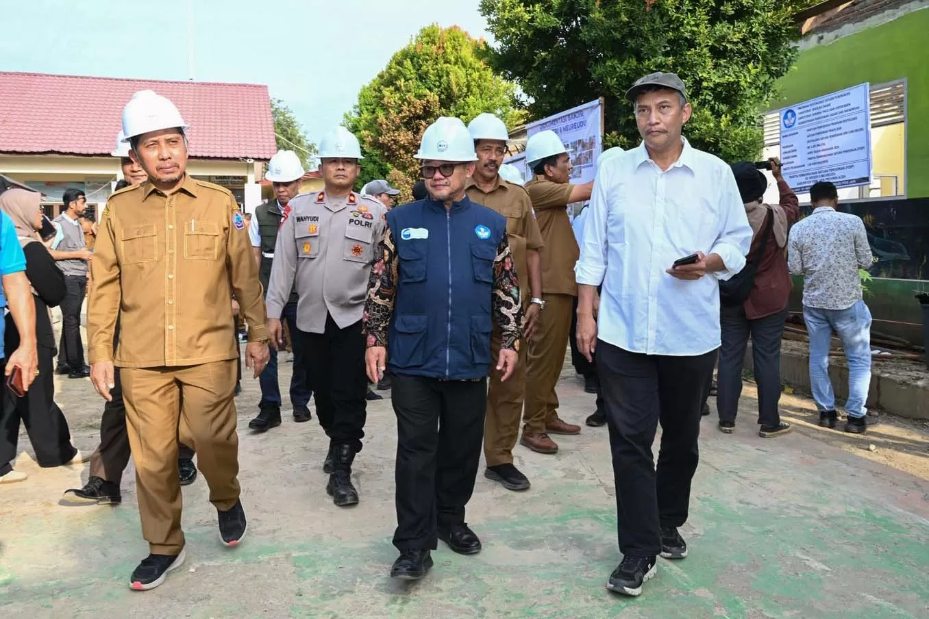 Mendikdasmen Abdul Mu'ti  (tengah) saat mengunjungi sekolah dan penyampaian program revitalisasi tahun 2026 dikabupaten Bireuen, Aceh Selasa (10/3/2026). Aentenews.Foto. IST